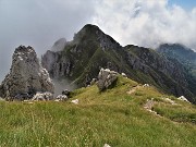 06 Vista dall'alto su Cima di  Campelli (1899 m) e sottostante Passo (1850 m) in salita verso Cima Alben